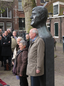 829627 Afbeelding van van links naar rechts Jans Geesink-van Hussen, Corrie Huiding-Stomp en wethouder Kees Geldof, ...